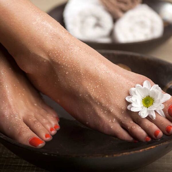 چرا کف پا ترک میخورد؟